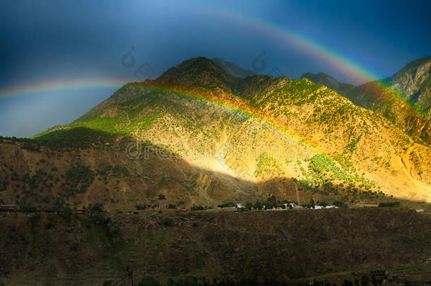 彩虹遮盖山
