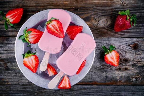 草莓酸奶冰乳霜冰棍和新鲜的浆果