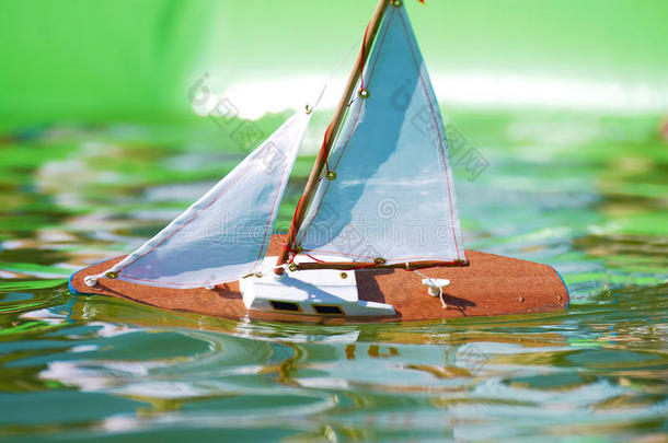 传统的小的木制的帆船运动小船