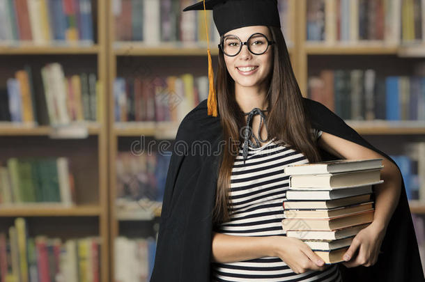 学生采用毕业帽子hold采用g教育书,硕士女人