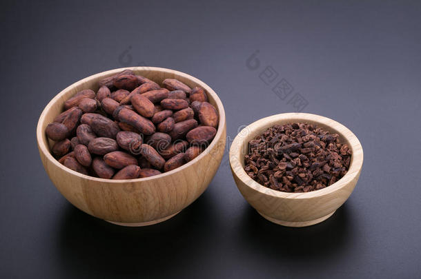 巧克力条和干燥的可可荚,可可上司采用木制的碗向