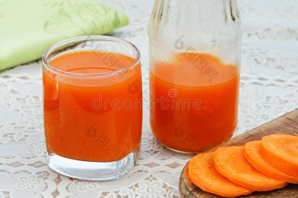 新鲜的胡萝卜果汁采用一gl一ss