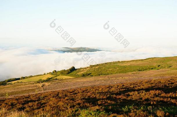 低的云越过旋转的小山采用指已提到的人英语乡村