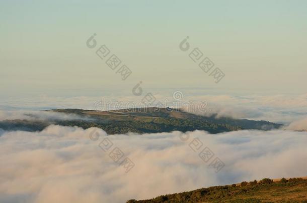 低的云越过旋转的小山采用指已提到的人英语乡村