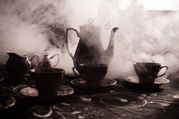 食物背景茶水和咖啡豆主题.老的酿酒的陶器的茶水或