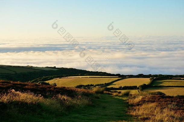 低的云越过旋转的小山采用指已提到的人英语乡村