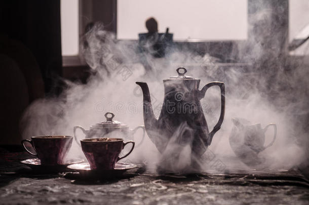 食物背景茶水和咖啡豆主题.老的酿酒的陶器的茶水或