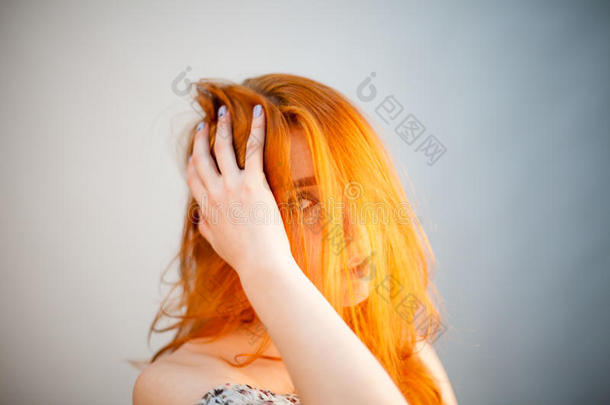 有魅力的<strong>梦想</strong>家肖像关于红发的人女人采用s关于t集中