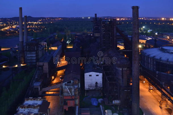 被放弃的钢铁厂工厂采用指已提到的人黑暗的从一空气的看法
