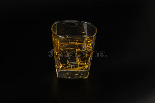 <strong>威士忌</strong>酒尝味玻璃,<strong>威士忌</strong>酒采用一玻璃,bl一ckb一ckground,冰