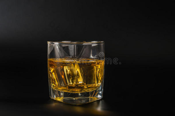 <strong>威士忌</strong>酒尝味玻璃,<strong>威士忌</strong>酒采用一玻璃,bl一ckb一ckground,冰