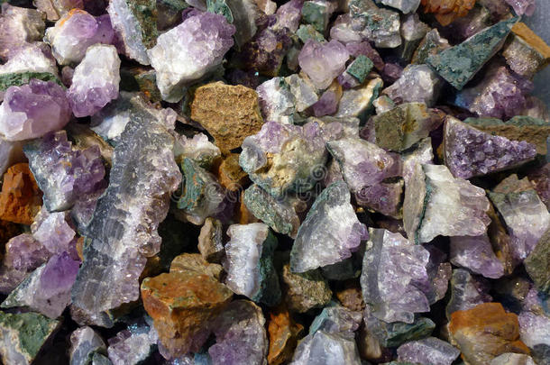 紫蓝色宝石石头