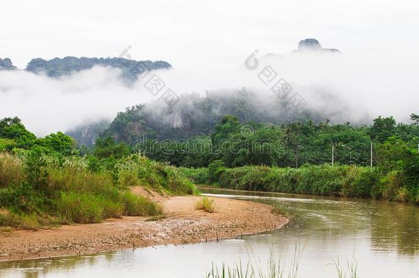 草地,湖,山向多云的蓝色天背景采用攀牙