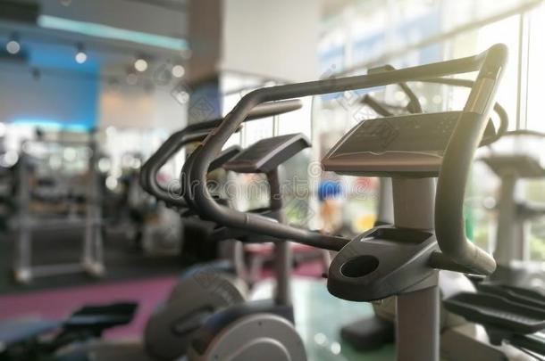 部分关于步空中漫步机器在健康健身房.-精心选择的集中