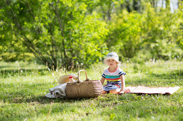 女孩在一野餐郊游