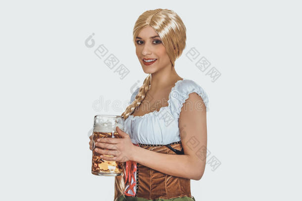 美丽的巴伐利亚的女人和啤酒.