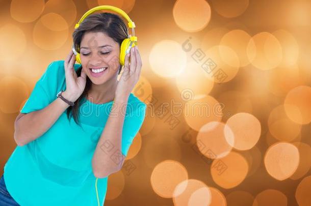 微笑的女人收听的向音乐向headph向es反对焦外成像