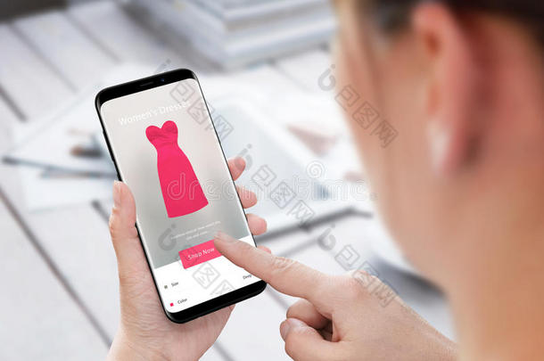 女人购买衣服在线的和可移动的电话计算机应用程序.购物在线的