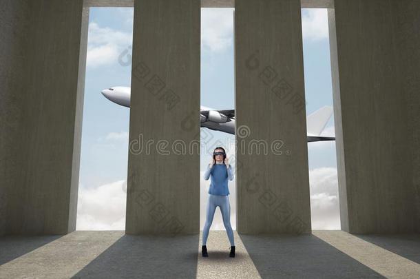 女人使人疲乏的VirtualReality虚拟现实眼镜在<strong>门口</strong>在期间飞机飞行的奥西