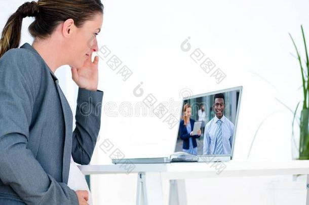 女商人磁带录像召开会议和舞伴向计算机