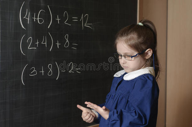 意大利人基本的学校女孩第一-分类机解决数学