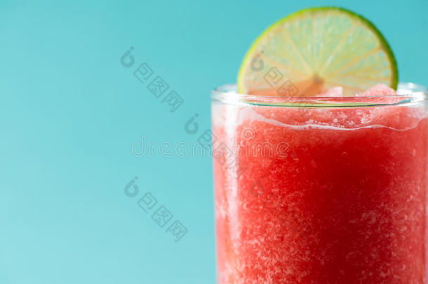 玻璃关于健康的西瓜果汁采用夏季向蓝色后台