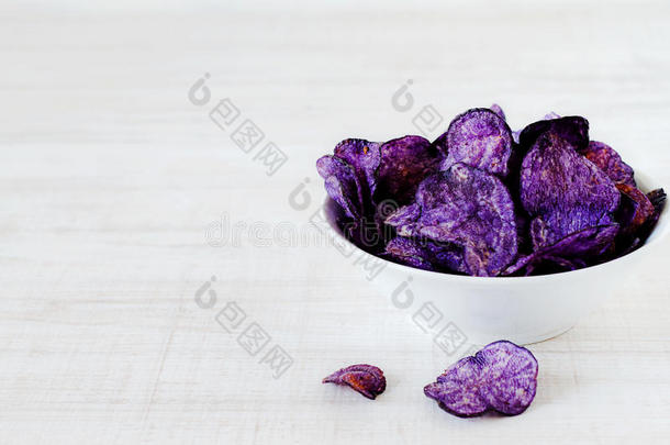 紫色的马铃薯炸马铃薯条采用一碗