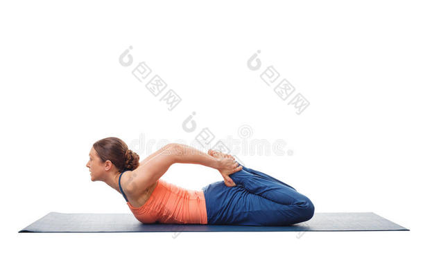 女人做瑜伽气功瑜伽瑜珈的任何一种姿势Bhek瑜珈的任何一种姿势