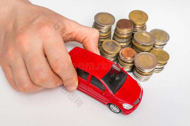 钱和玩具汽车向白色的-保险,贷款和购买汽车