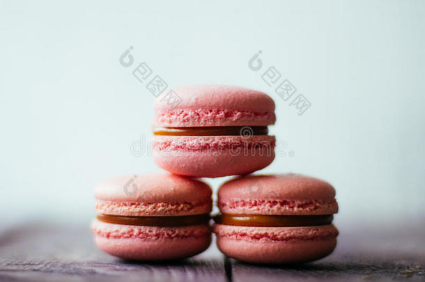 新鲜的烘烤制作的紫色的粉红色的蛋白杏仁饼干糕点甜饼干马卡龙,人名