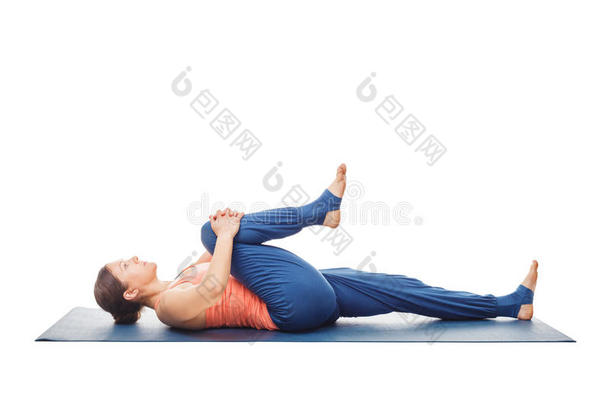 女人做瑜伽<strong>瑜珈</strong>的任何一种姿势阿德哈pawanmukt<strong>瑜珈</strong>的任何一种姿势隔离的