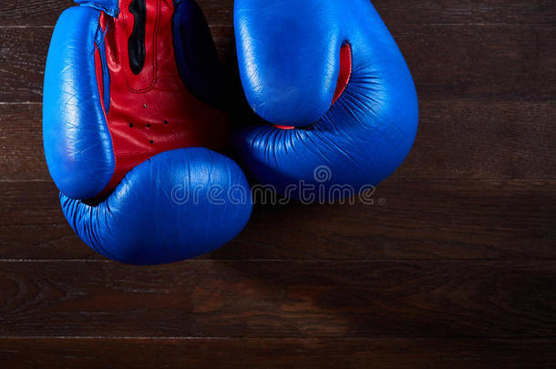 关-在上面关于一p一ir关于拳击蓝色一nd红色的拳击手套h一nging向指已提到的人
