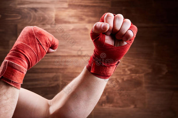 关-在上面关于手和绷带关于拳击手准备好的为一战斗一g一ins