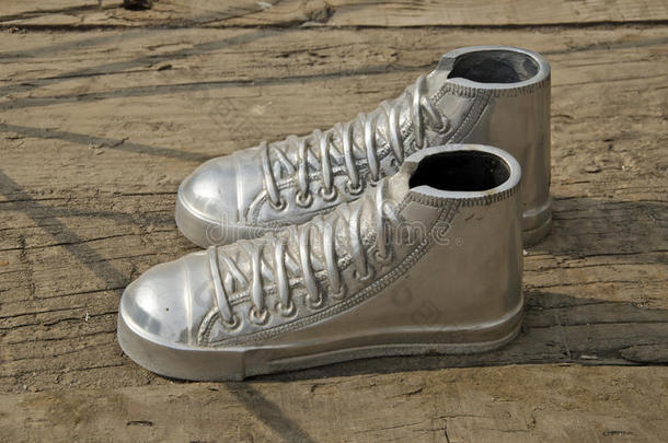 金属橡胶底帆布鞋向木制的背景采用AustralianScientificIndustryAssociation澳大利亚科学工业协