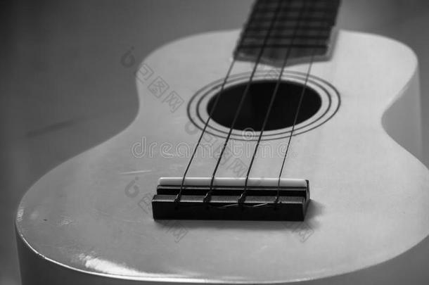 关在上面关于音乐的仪器夏威夷的四弦琴吉他向灰色瓦片地面