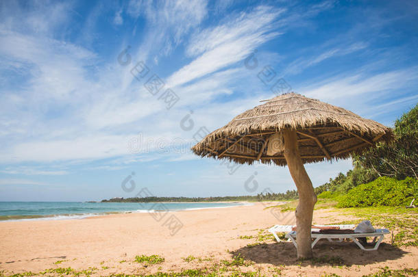 一稻草雨伞和帆布躺椅向kah和amodara海滩,刚才不流行