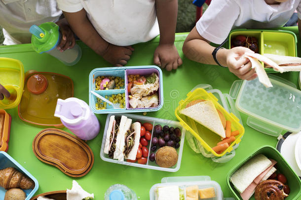 幼儿园学生吃食物午餐破同时