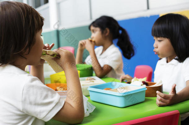 组关于幼儿园学<strong>生吃</strong>食物午餐破同时