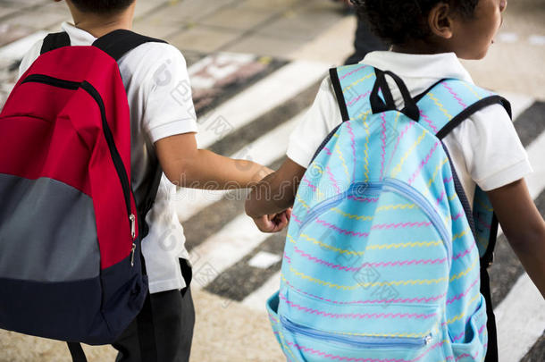 幼儿园学生步行人行横道学校路