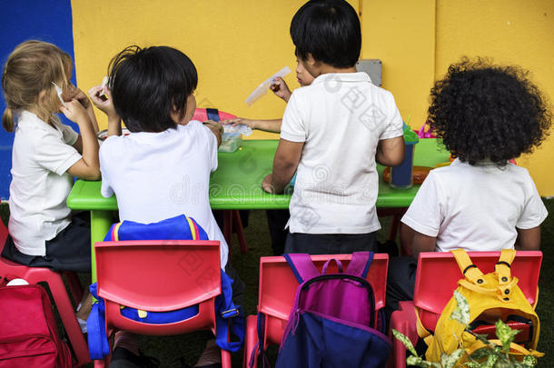 组关于幼儿园学生吃食物午餐破同时