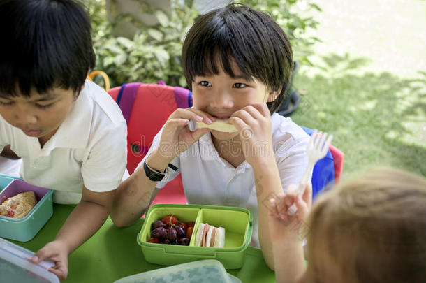 组关于幼儿园学生吃食物午餐破同时