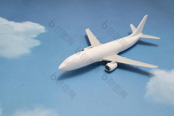 小型的玩具飞机向蓝色天和云.旅游在旁边飞机
