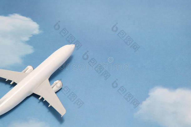 小型的玩具飞机向蓝色天和云.旅游在旁边飞机
