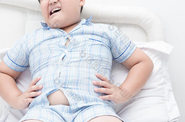 极为肥胖的男孩超重的胃痛向床