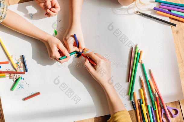 Crcute小孩绘画向纸和铅笔在期间说谎向地面