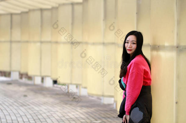 美丽的中国女孩倾向反对指已提到的人白色的栅栏