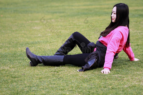 美丽的中国女孩躺向指已提到的人草