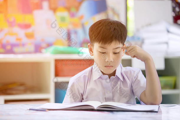 幸福的亚洲人小孩rea幸福的亚洲人小孩阅读书和思考