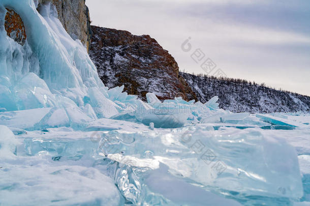 冰赛跑者起跑时脚底所撑的木块大量的和雪在冷冻的湖贝加尔湖