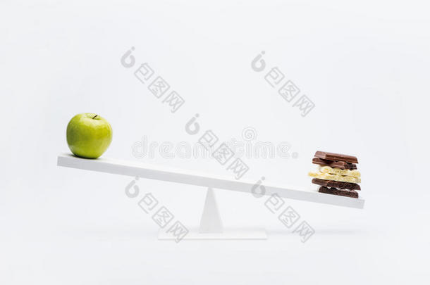 关-在上面看法关于苹果和巧克力配平向<strong>跷跷板</strong>